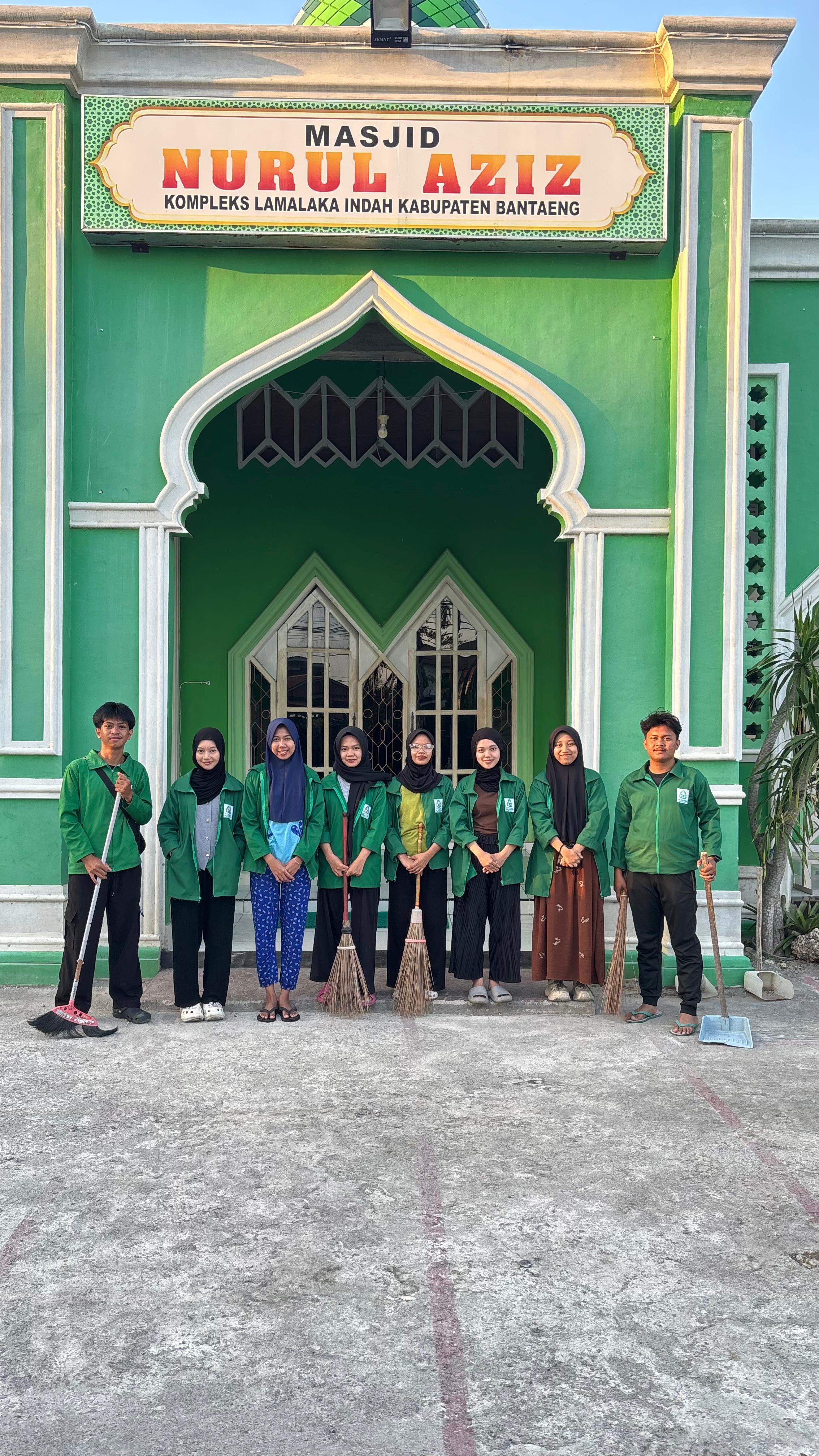 KKN UIN Alauddin Makassar Posko 4 dan Warga BTN Lamalaka Indah Bersatu, Masjid Nurul Aziz Dibersihkan dalam Semangat Gotong Royong